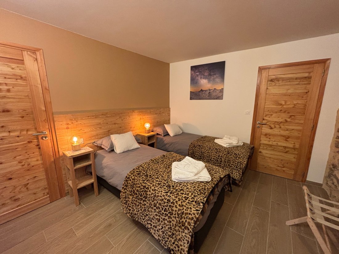 Chambre 4 : 2 lits jumeaux modulable en un grand lit Queen Size avec Salle de bain douche privative